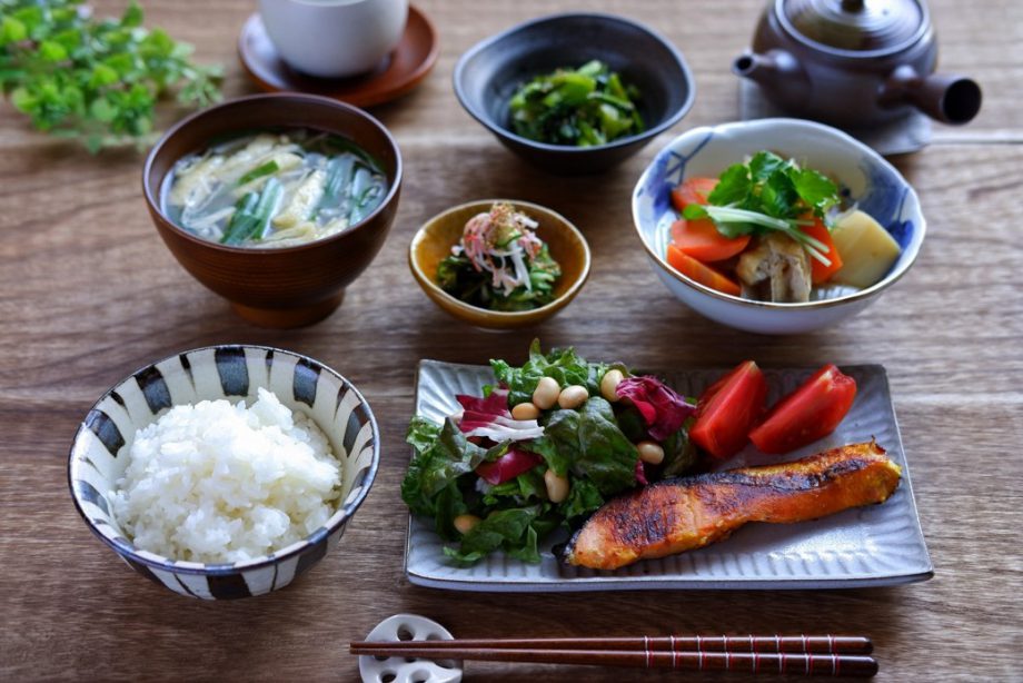 足がつる原因と予防のための栄養 玄米や魚介類を食べよう 公式 配食のふれ愛